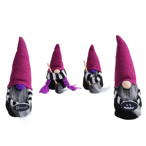 Set aus 4 Halloween Gnom Figuren mit lila Hüten magischen Besen und Boo Schildern Deko
