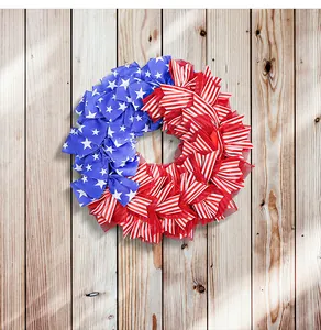 Dettaglio di una ghirlanda in tessuto da 30 cm per l'Indipendenza Americana su legno.