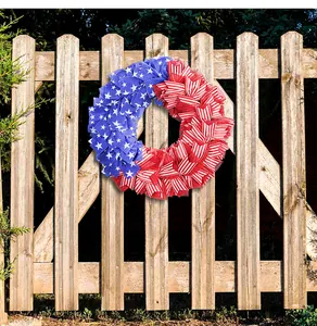 Dettaglio di una ghirlanda patriottica bandiera americana su staccionata