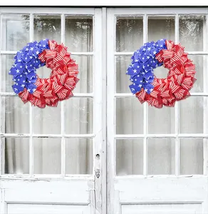 Due ghirlande patriottiche con bandiera americana appese a una porta bianca rustica