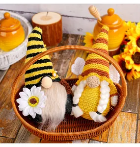 Schattige gebreide bijenfestival kabouters met zonnebloemen in een rustieke mand