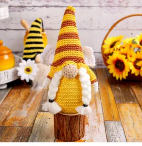 Detailopname van een handgebreide bijen kabouter knuffel op een rustieke houten stronk