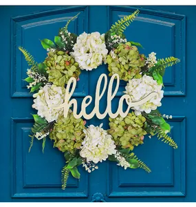 Elegante ghirlanda di ortensie bianche con scritta hello in legno per porta esterna