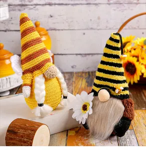 Detail van gebreide bijen-thema dwerg knuffels met vlechtjes en baard decoraties voor huis.