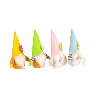 Adorabile set di quattro bambole gnomi di peluche colorate con fiori su sfondo bianco