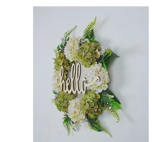 Dettaglio ghirlanda di ortensie artificiali con scritta hello in legno