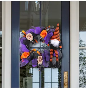 Halloween Haustürkranz mit langbeinigem Zwerg und lila Netzschleifen Dekoration