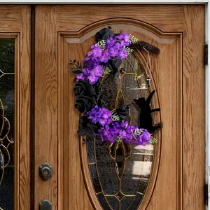 Ghirlanda di Halloween a mezzaluna con rose nere, fiori viola e sagoma di gatto