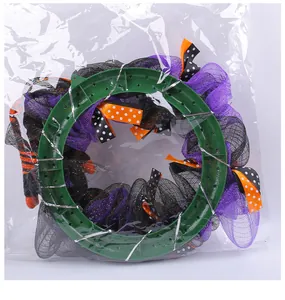 Detaillierte Rückansicht eines Halloween-Netzkranzes mit orangefarbenen Bändern in Plastiktüte