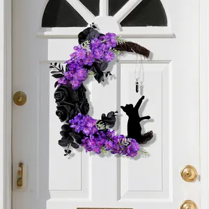 Ghirlanda di Halloween a mezzaluna con rose nere, fiori viola e sagoma di gatto nero