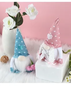 Coppia di adorabili gnomi di peluche con cuori e rose per la decorazione della festa della mamma