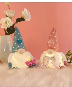 Gnomi luminosi per la festa della mamma con luci LED su pelliccia bianca e sfondo rosa