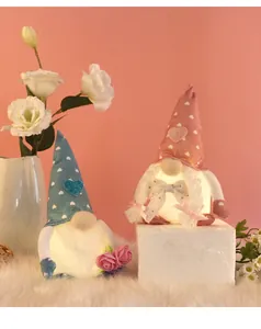 Simpatiche bambole gnomi senza volto luminose con cuori e decorazioni di rose rosa