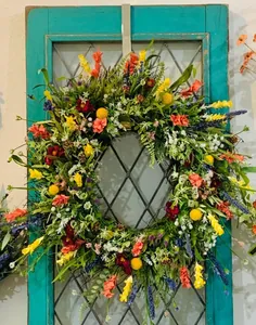 Farbenfroher künstlicher Blumenkranz für die Haustürwanddekoration mit gemischten Blüten und Grün