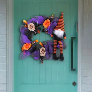 Halloween-Kranz mit langbeinigem Zwerg und orangen Rosen für die Türdekoration