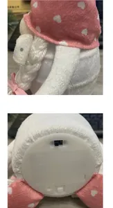 Dettaglio dello gnomo di peluche senza volto con texture del tessuto e vano batterie