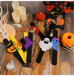 Λεπτομέρεια από βραχιόλια Halloween με διακοσμήσεις από φάντασμα και κολοκύθα.