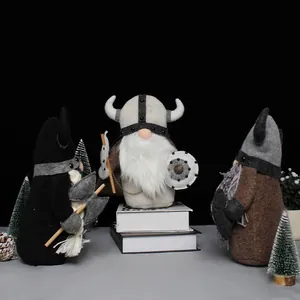 Set de muñecos de peluche de gnomos vikingos hechos a mano con hacha de guerrero