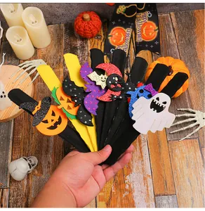 Λεπτομέρεια από πολύχρωμα βραχιόλια Halloween με σχέδια κολοκύθας και φαντάσματος