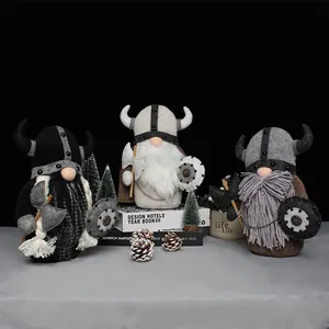 Set de tres muñecos gnomos guerreros vikingos de peluche con cuernos y escudos decorativos
