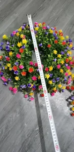 Détail montrant les mesures d'une couronne de fleurs printanières de 45 cm de diamètre