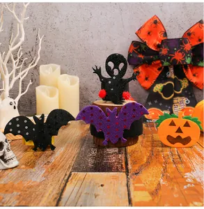 Λεπτομερής προβολή βραχιολιών Halloween με σχέδια κολοκύθας, νυχτερίδας και φαντάσματος