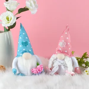 Coppia di simpatiche bambole gnomo in peluche con motivi a cuore per la festa della mamma