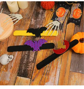 Λεπτομερής προβολή τριών βραχιολιών Halloween με σχέδια νυχτερίδας και φεγγαριού.