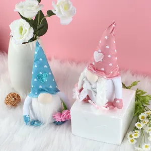 Coppia di simpatici gnomi di peluche rosa e blu con cuori per decorazioni festa della mamma
