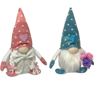 Coppia di simpatici gnomi di peluche senza volto con motivi a cuore per decori