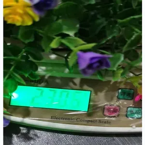 Mesure détaillée du poids de la couronne de gypsophile artificielle sur une balance.