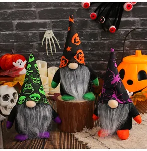 Detailansicht von drei Halloween-Zwergen mit Totenkopf-, Kürbis- und Spinnenhut-Mustern