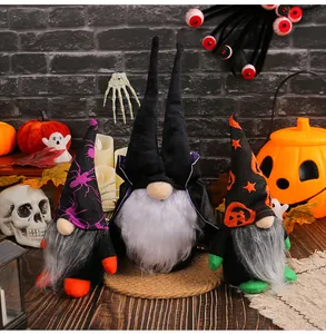 Detailansicht von drei dekorativen Halloween-Gnomen in einer gruseligen Umgebung