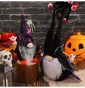 Detailansicht von zwei Halloween-Zwergen mit Spinnenmustern und schwarzen Umhängen