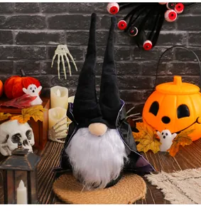 Detailansicht eines plüschigen Halloween-Gnomes mit Vampirumhang und spitzem Hut