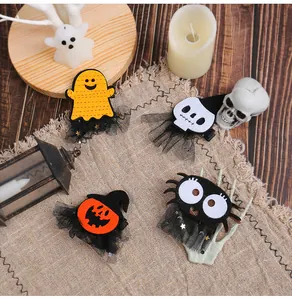 Fermagli per capelli creativi per Halloween con disegni di fantasmi, teschi e zucche.