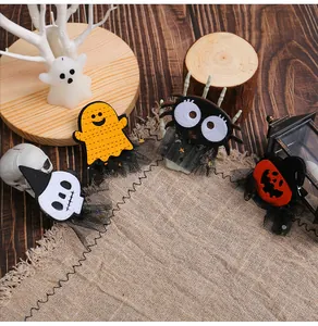 Vista dettagliata delle creative mollette per capelli Halloween con fantasma, ragno e zucca