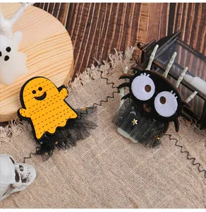 Dettaglio di mollette per capelli creative di Halloween con fantasma, ragno e pizzo nero