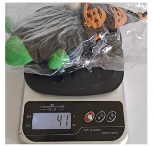 Detailgewichtsmessung eines Halloween-Gnom-Plüschtiers mit 41 Gramm in Plastikverpackung