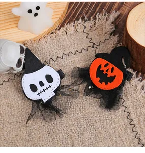 Vista dettagliata delle mollette di Halloween con teschio, zucca e decorazione in rete