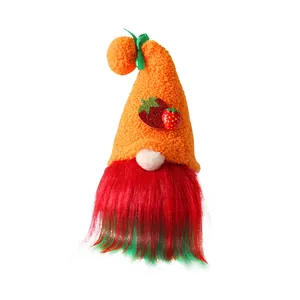 Simpatico gnomo di peluche con cappello alla fragola e barba rossa per decorazione casa
