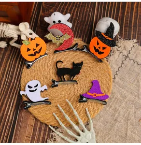 Detailansicht von Halloween Haarklammern mit Filzmotiven wie Kürbis Geist und Fledermaus