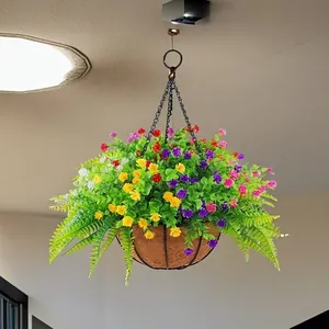 Panier de fleurs artificielles suspendu avec des violettes colorées et de la verdure.