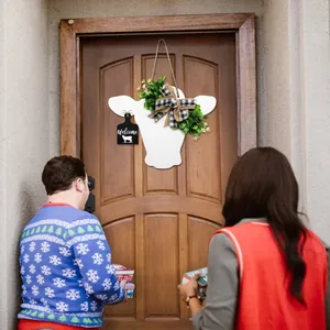 Plaque de porte en bois tête de vache avec nœud à carreaux pour accueil de maison.
