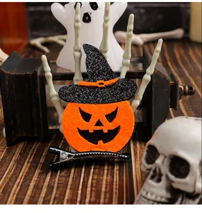 Detailansicht Halloween Kürbis Haarklammer mit glitzerndem Hexenhut aus Filz