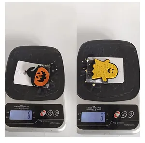 Dettaglio di fermagli per capelli Halloween da 6g con zucca e fantasma