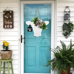 Panneau de porte en bois tête de vache avec nœud en vichy et décoration de verdure