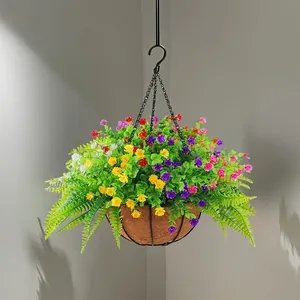 Vue détaillée de fleurs artificielles colorées dans un panier suspendu en fibre de coco