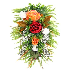 Herbstlicher Türhänger mit künstlichen Pfingstrosen, Rosen und Farnen für Wanddekoration