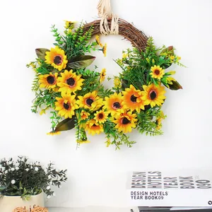 Lebendiger künstlicher Sonnenblumenkranz mit Rattanbasis für rustikale Türdekoration
